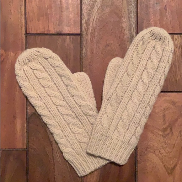 GAP Accessories - 🙌 cable knit mittens 🧤